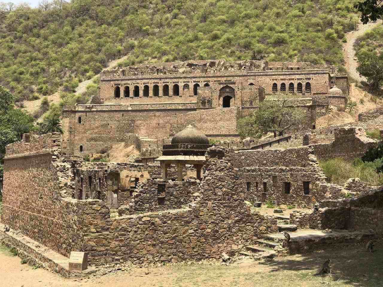 A Pemeted Fort of Asia, full of mystery and excitement, is forbidden to stay after dusk, see the horrible scene in the video