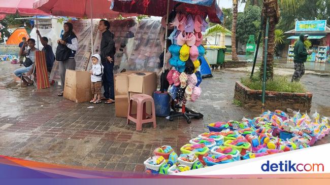 Ancol was rinsed by rain during the EID holiday, direct raincoats in demand
