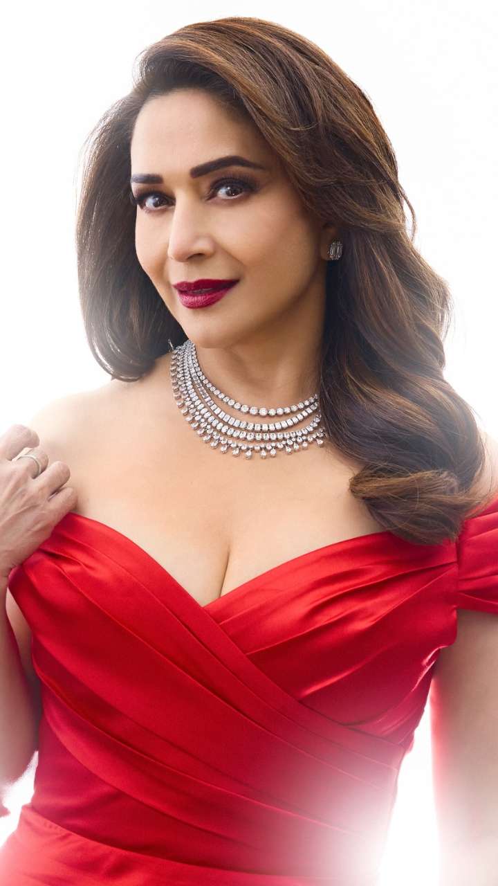 Madhuri won the heart at the age of 57, see the latest appearance