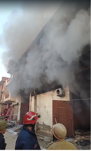 Fire in a warehouse in Delhi