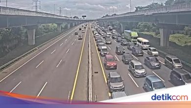 Traffic in the Japanese and MBZ toll roads in a solid cikampek this afternoon at a number of points