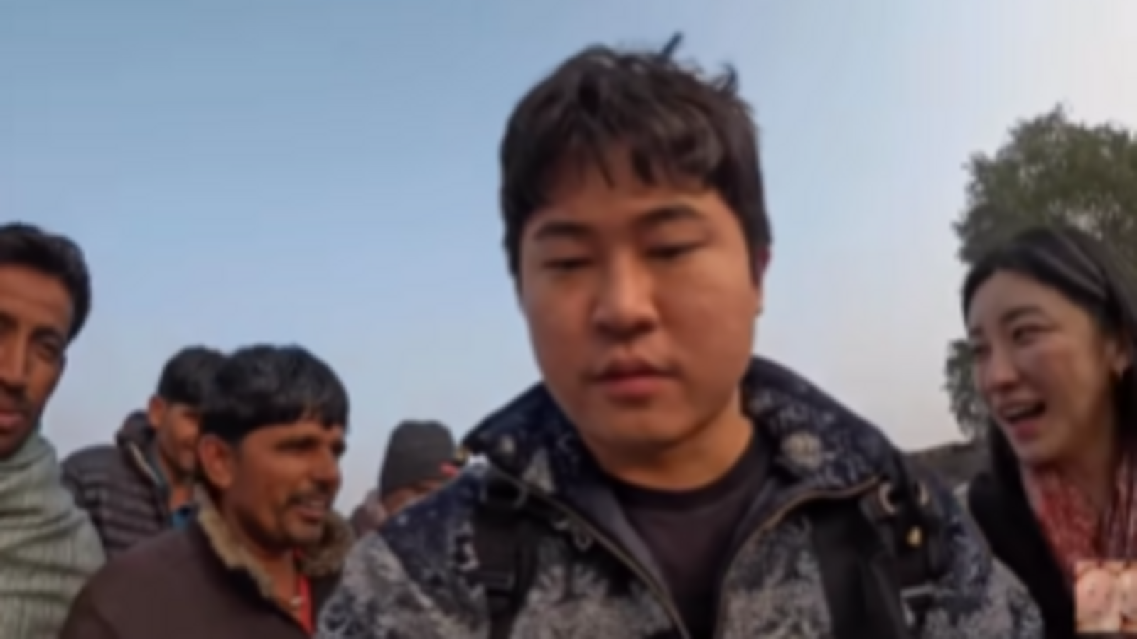 Korean couple was stunned while car -rick drivers speak their language in Jaisalmer. Video