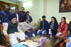 Families of three Corona Warriors received an amount of one crore rupees in Delhi