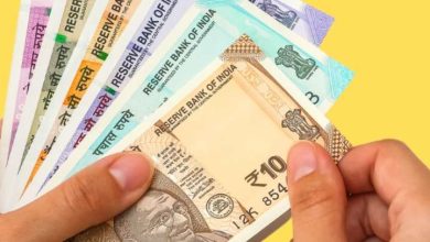 Which hand is considered favorable to give money?