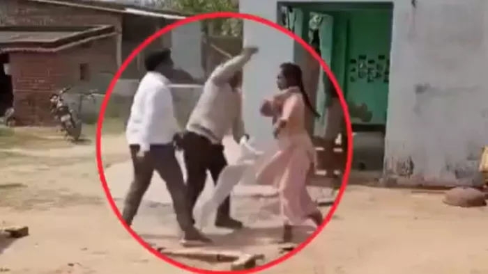 The fierce assault between two brothers about Maharajganj division, video -foral on social media -Brothers fighting over division becomes viral in gangi bazar maharajganj