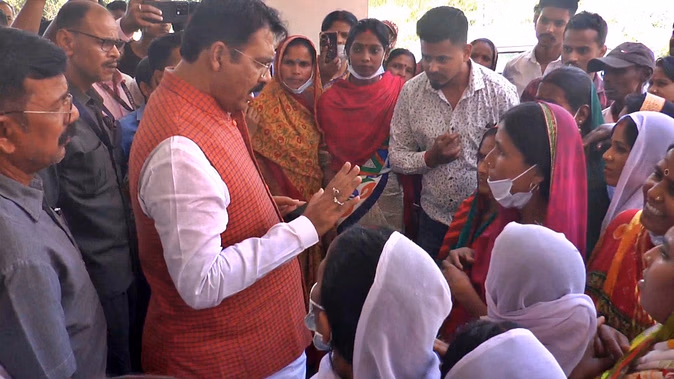 Surprise inspection of DMCH, Minister Sanjay Saraogi assured Jeevika Didis