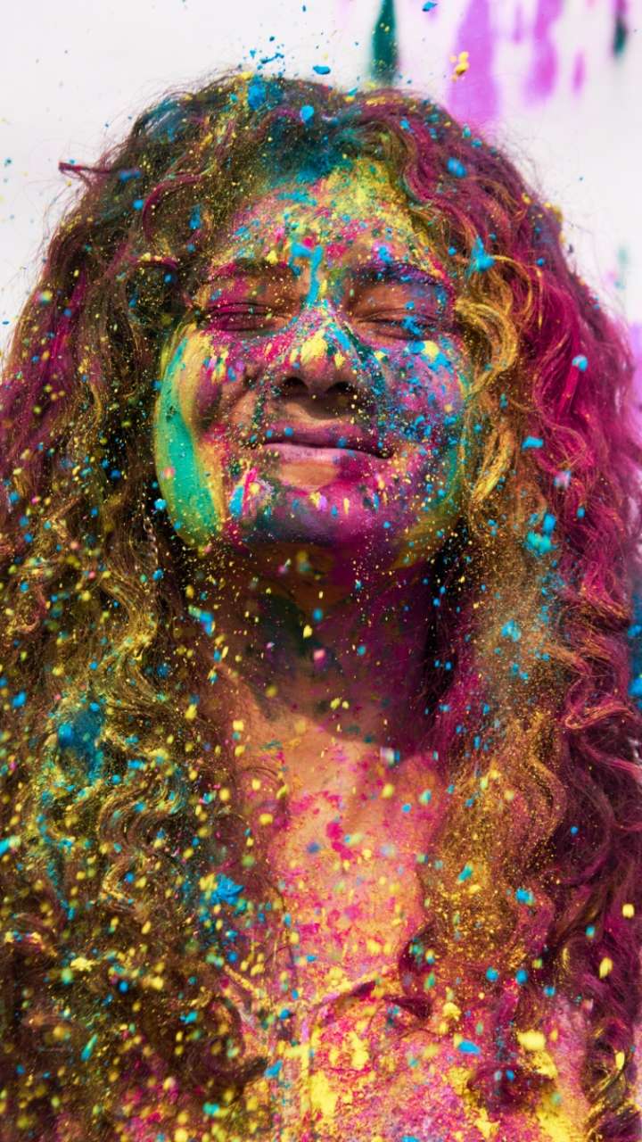 How can you get rid of the skin of Holi colors?