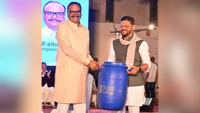 The Deputy CM got the blue drum in the gift, said: ‘It’s very helpful just don’t think -Deputy -cm Brajesh Pathak received a blue drum while a gift said it was very useful to think negatively only