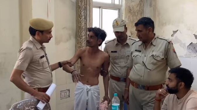 Despite strict safety in Ajmer, the young man with swords arrived in the Dargah premises, questioning police
