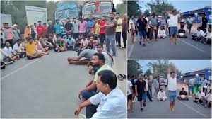 Suddenly people started practicing on the middle road, long queues of vehicles began due to traffic stagnation