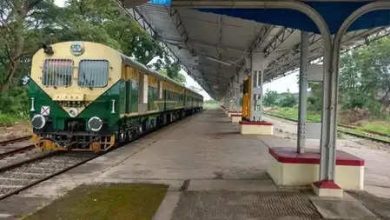 Only 3 Bogie train runs in Kerala, stopping after showing out of the hands of the passengers.