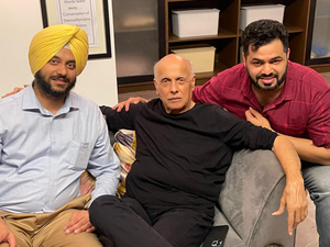 Mahesh Bhatt offered the talk show about the lives of 13 Major Sikhs of India
