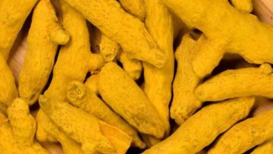 How many turmeric clots should be kept in the house for money?