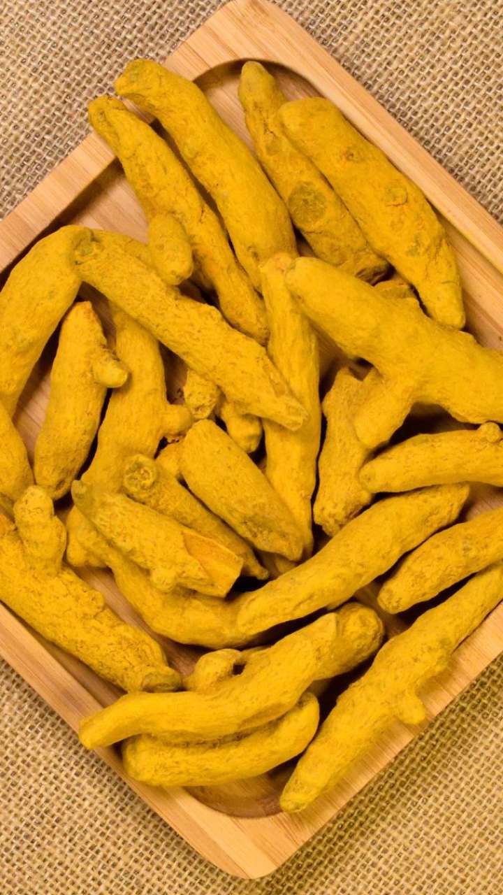 How many turmeric clots should be kept in the house for money?