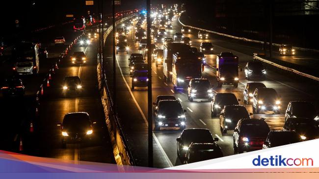 Contraflow km 55 km 47 jakec toll road applied in jakarta