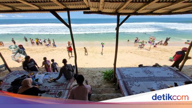 Dispar revealed that the number of beach tourists in Gunungkidul fell compared to last year