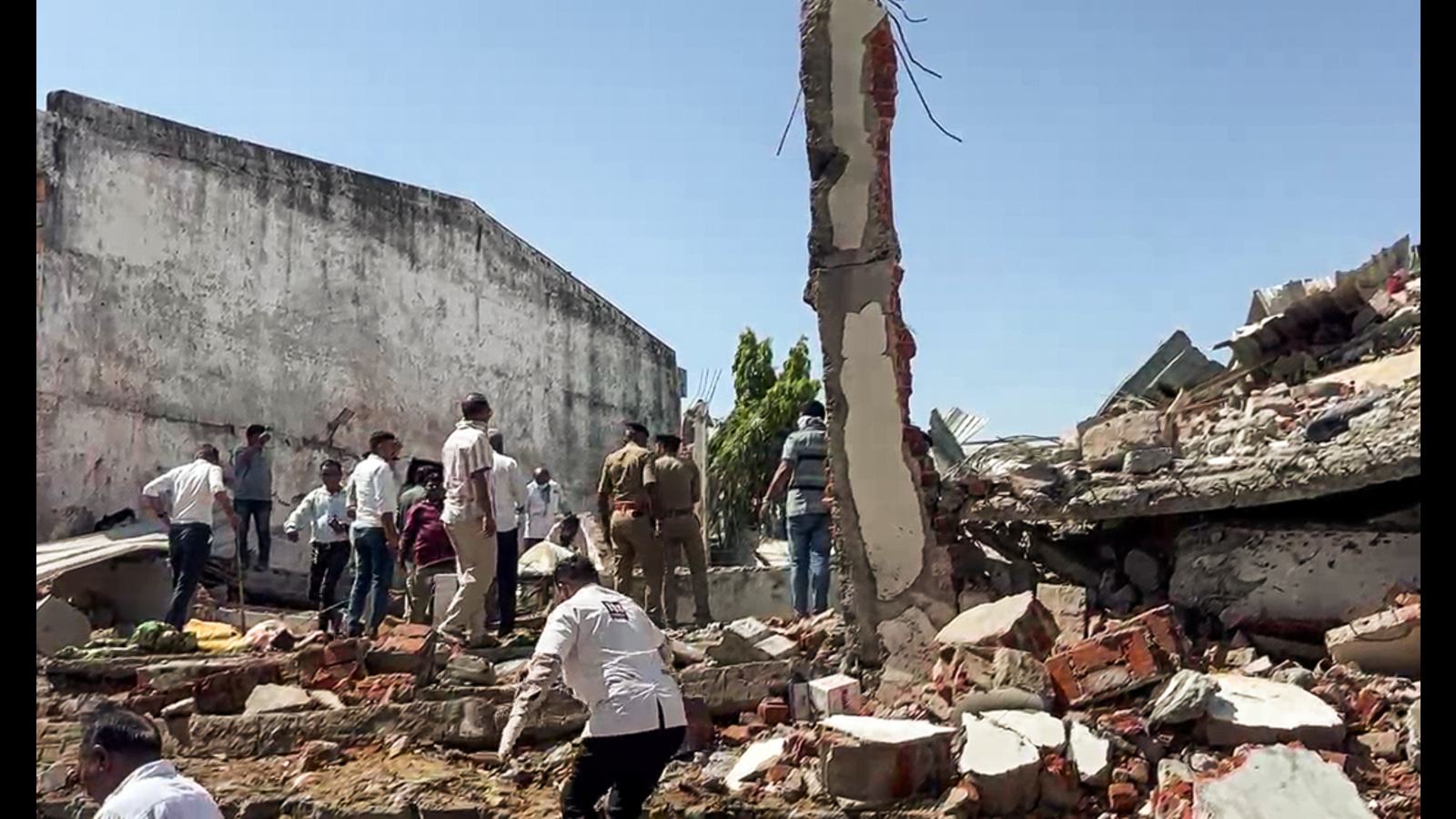 Gujarat Fire: Aluminum powder found on the spot; Sit set up