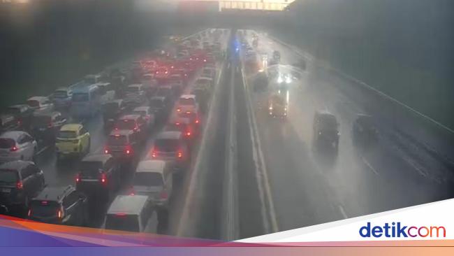 Accident in a row in km 58 toll jakk in jakarta, lalin is solid