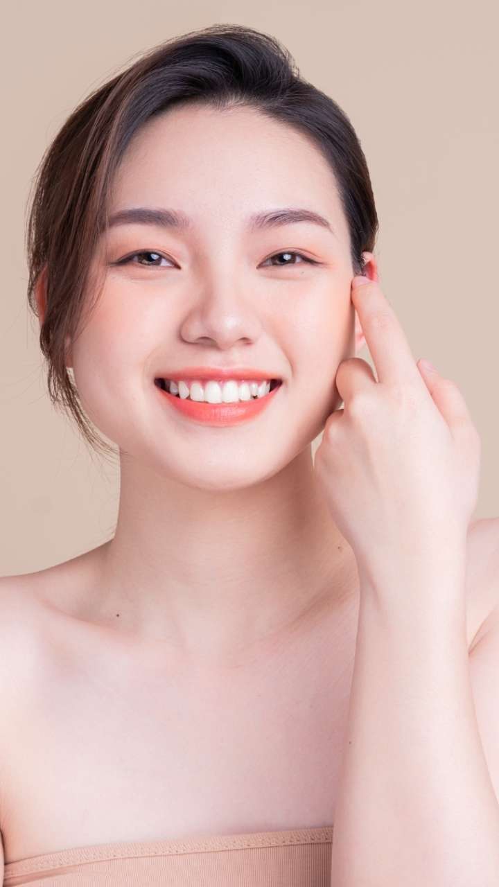 Apply this 1 oil on the face for Korean glass skin