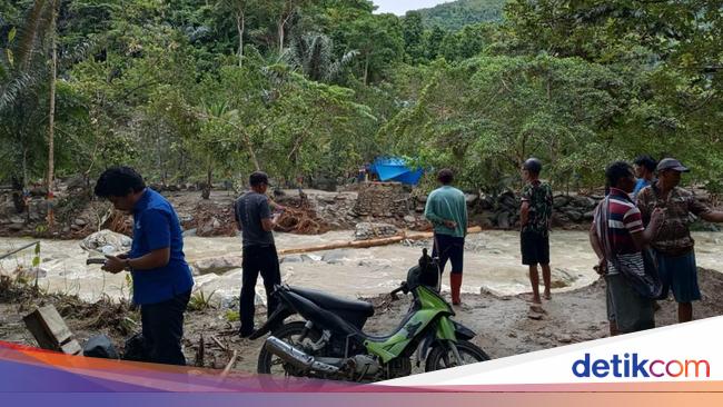 115 Families in Passampang Southeast Sulawesi Village were isolated after the bridge broke up due to flooding