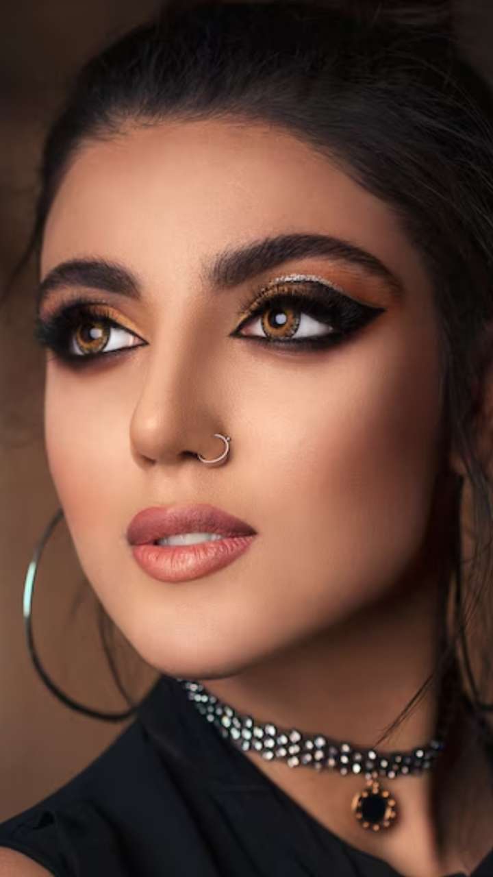 Cracks appear on the face after the makeup products have been applied? Follow these tips