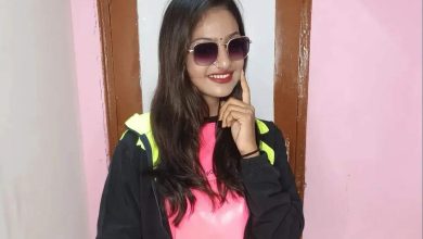 Black glasses are installed with pink T-shirt jeans, Monalisa appears in a new avatar