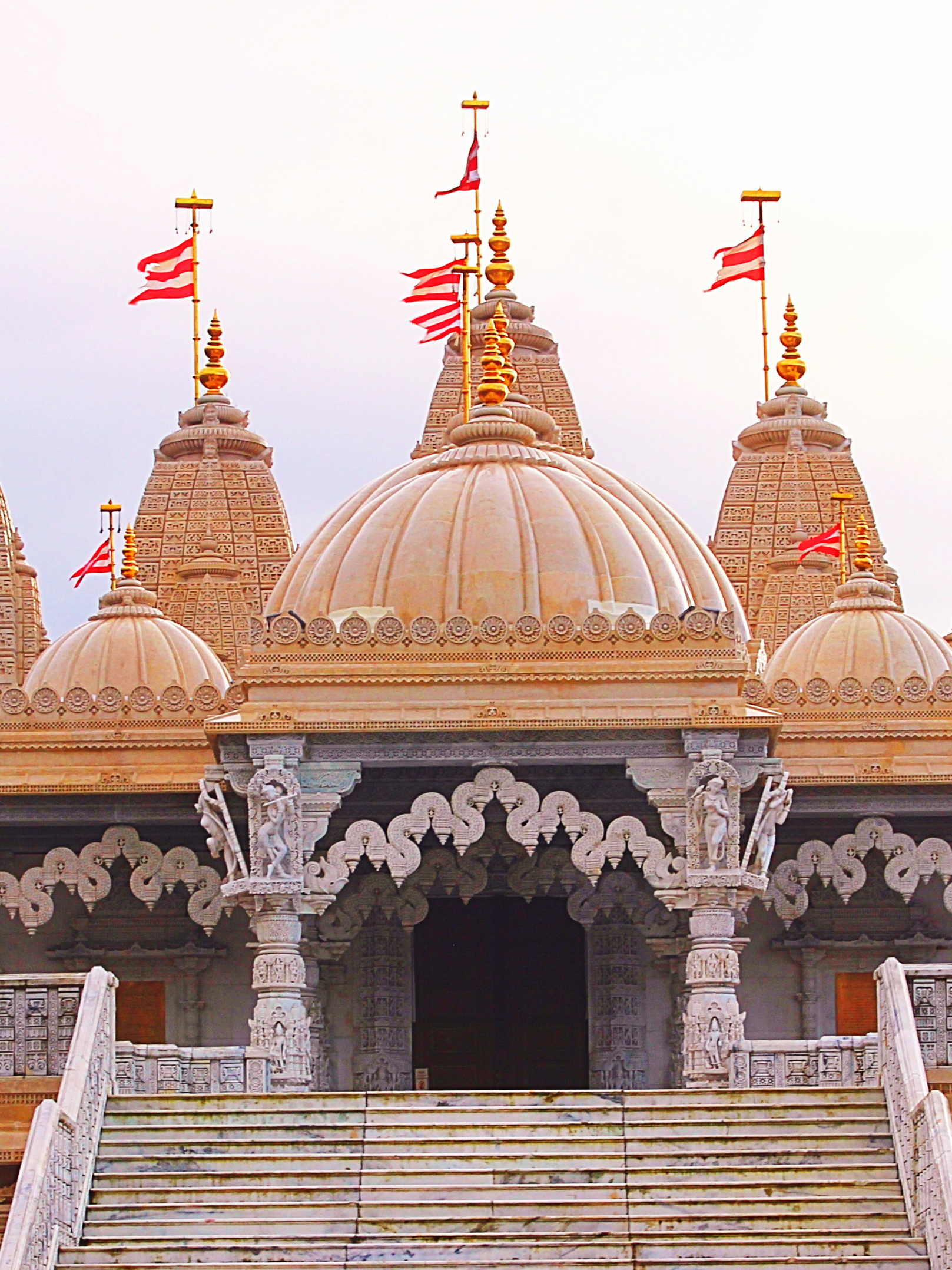 Why is the roof of the temple round?