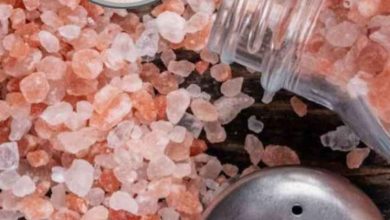 What happens by eating asafetida with black salt?