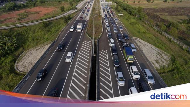 Traffic in the Bogor Puncak Solid, contraflow km 44-46 Jagorawi Toll Road is applied
