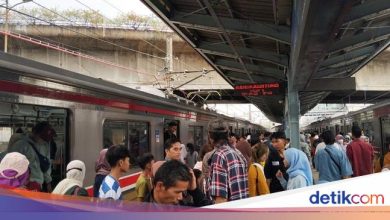 Tanah Abang Station was packed with residents who want Libaran to the family home