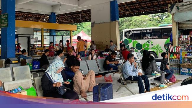 Waiting for the ticket price off, Almi just goes home H+3 Eid to Purworejo