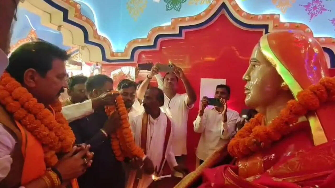 Man built a temple by spending 60 lakhs on retirement, idol installed from woman