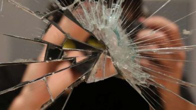 What happens by seeing the face in a broken glass?