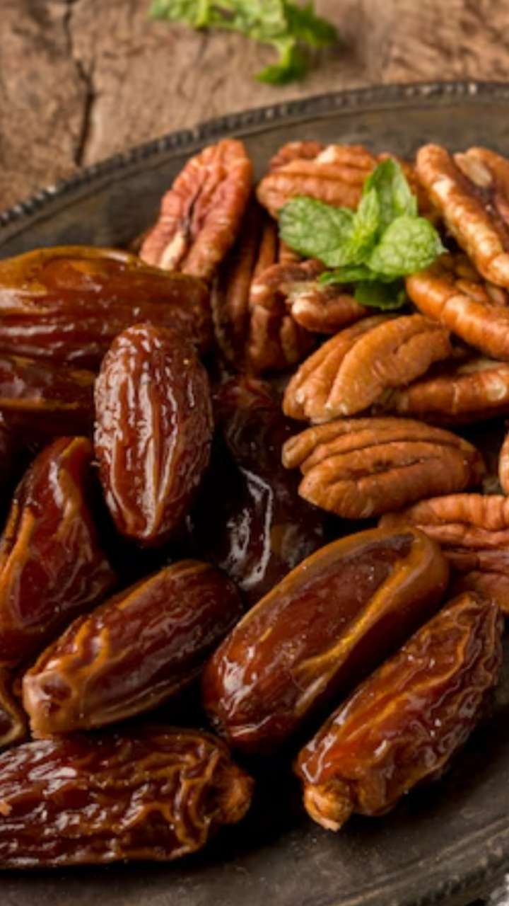 What happens by eating dates in Ramadan?