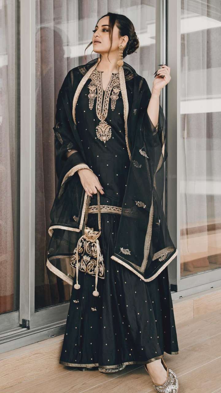 In iftar party, Shatrughan Sinha’s daughter -like suit is distributed by carrying a suit