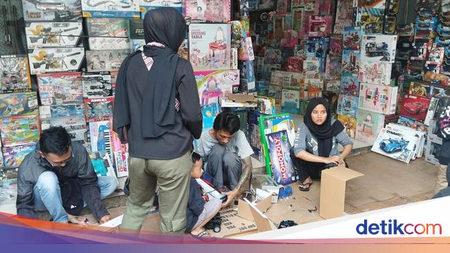 The reason for residents to buy toys from the GUmbronk market: cheap conditions