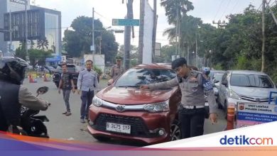 The cars in the direction of the peak are turned back to the officers during one way to Jakarta