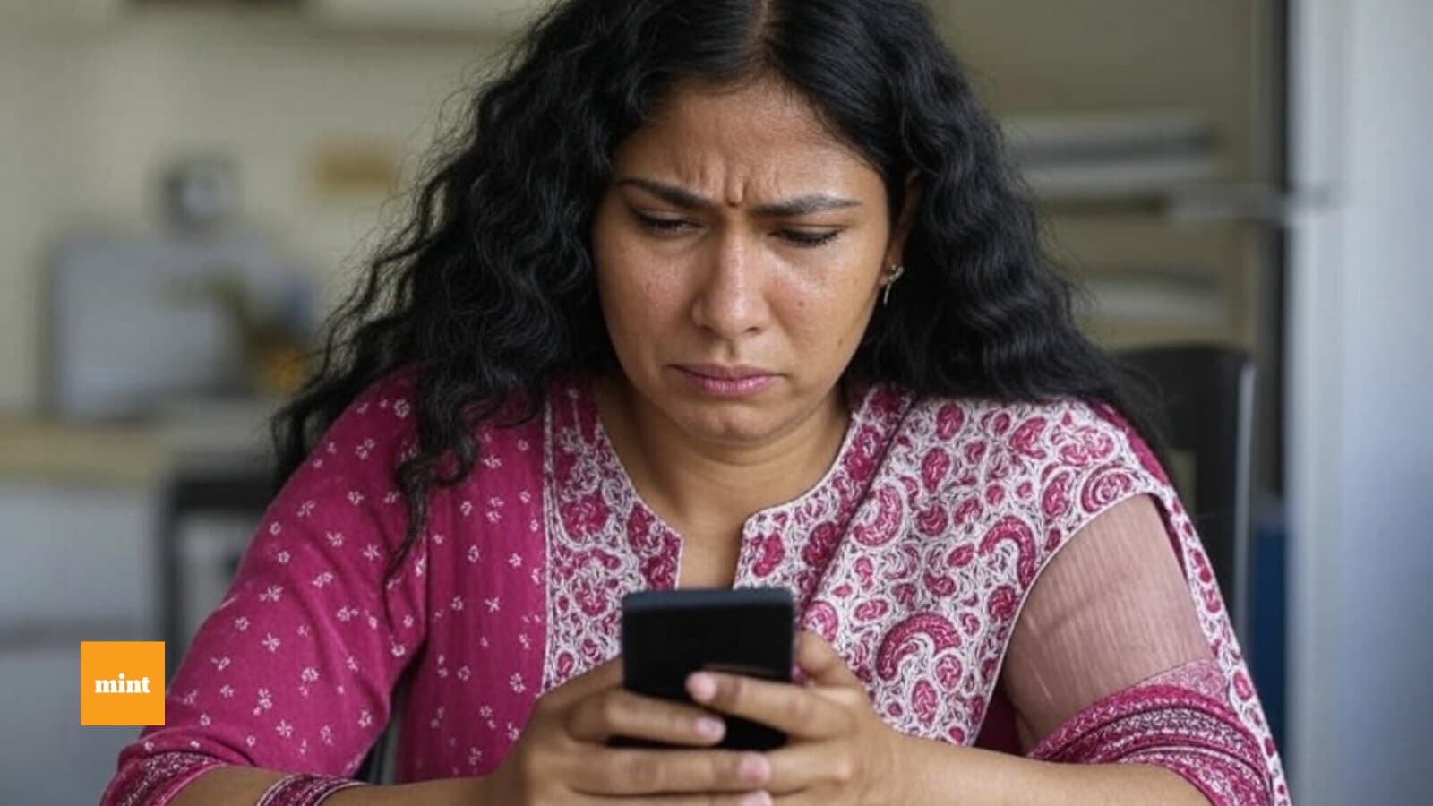 Cyber ​​fraud: Delhi woman becomes fraud for £ 1.10 lakh over WhatsApp, Share details in Viral Video | Watch | Today news