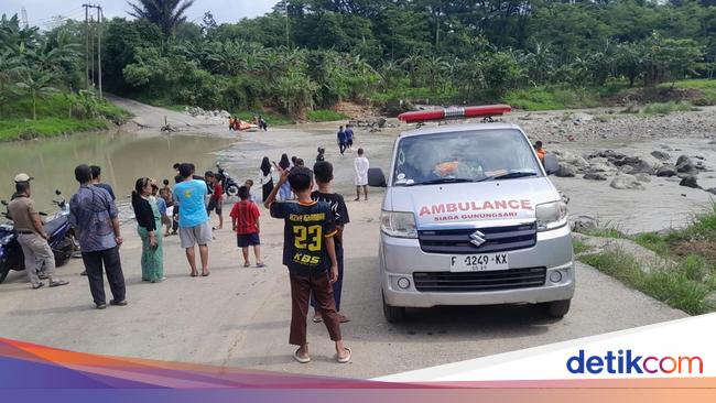 The elderly man in Bogor was washed away when the flooding river came