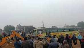 A mini -bus filled with 20 passengers in Bikaner overturned, see in the video, and return from the home entrance program