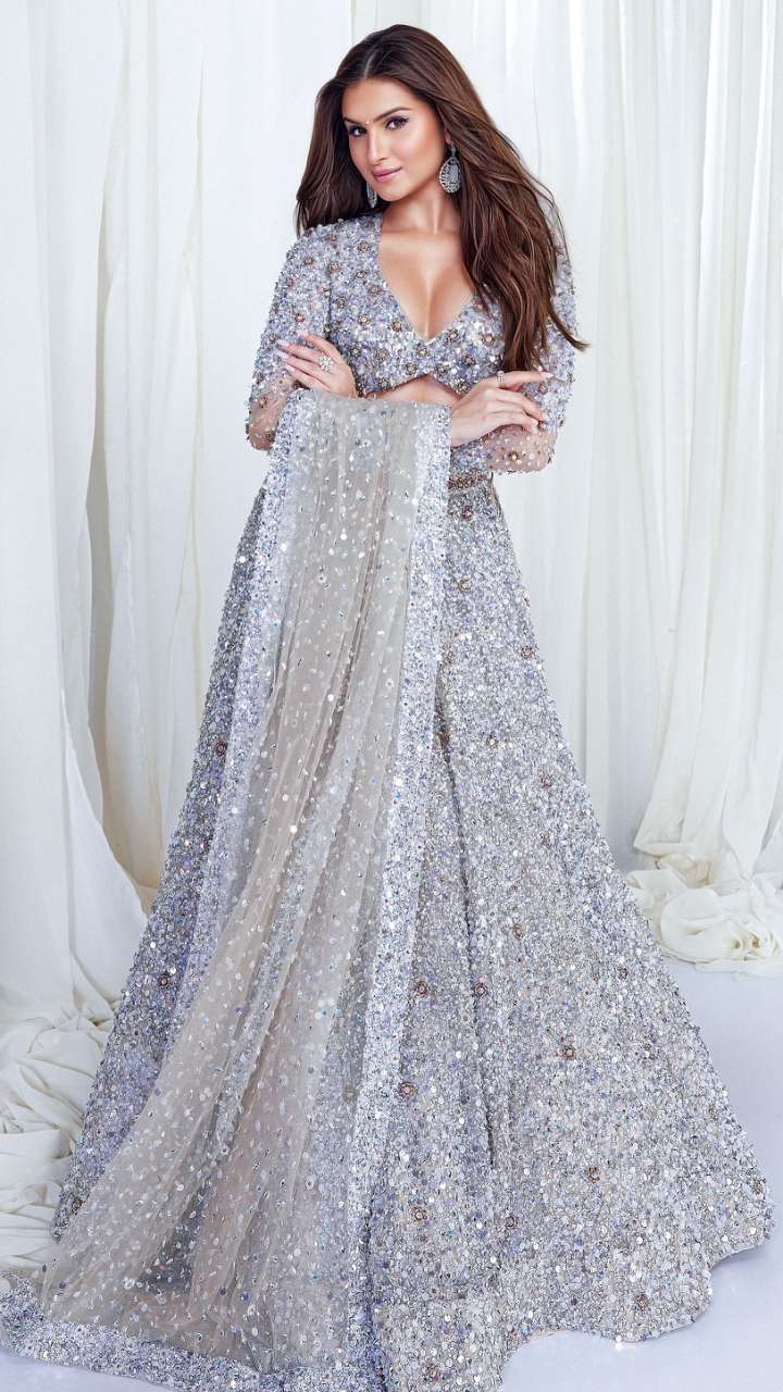 Crackers will be seen in every function of marriage, try Tara’s modern blouse