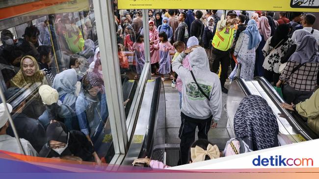 The full Tanah Abang station does not know the EID holiday