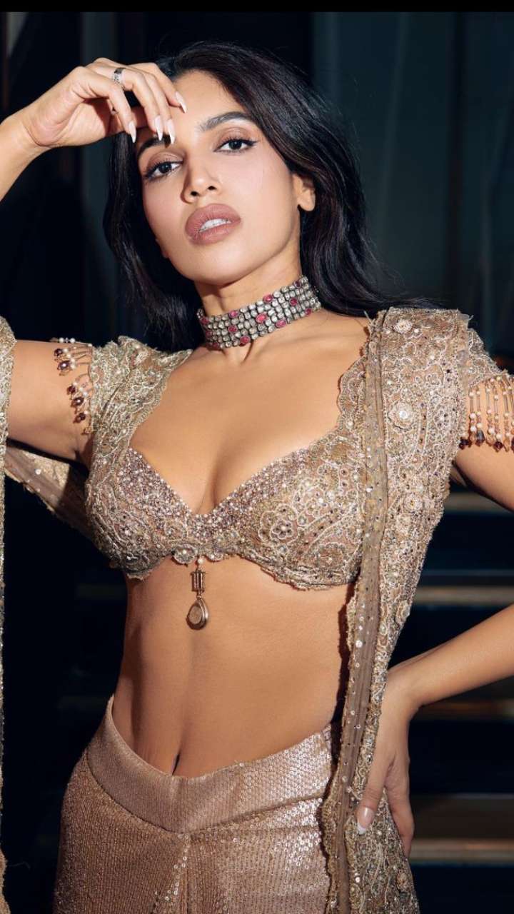 What kind of blouse should be worn to look slim?