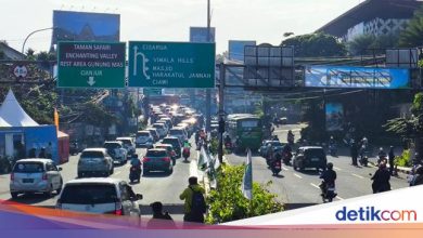 Solid traffic, one way toward Bogor Puncak is applied this morning