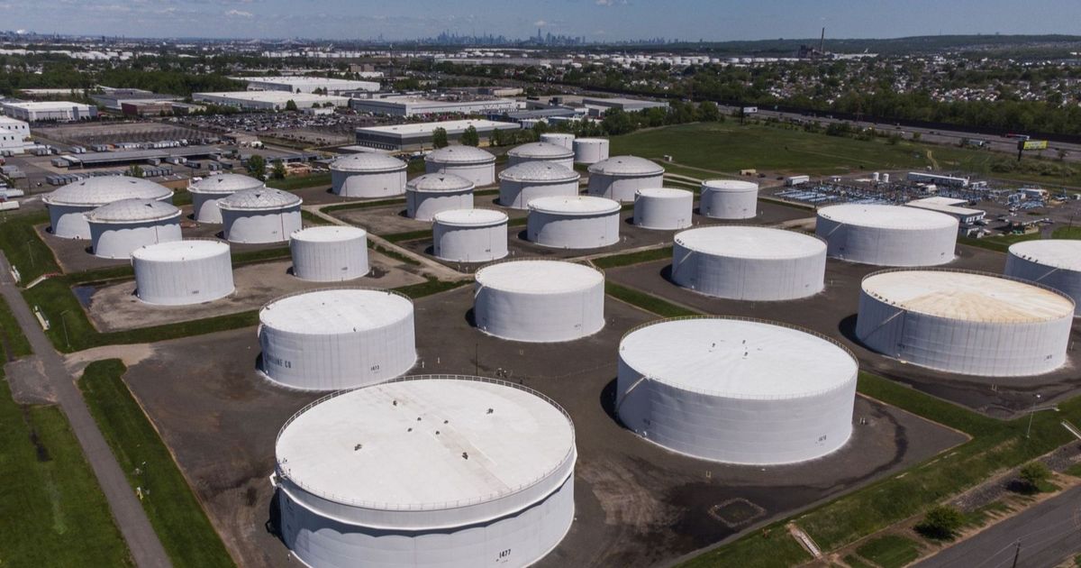 Oil prices are rising amid expectations of a significant fall in US stocks