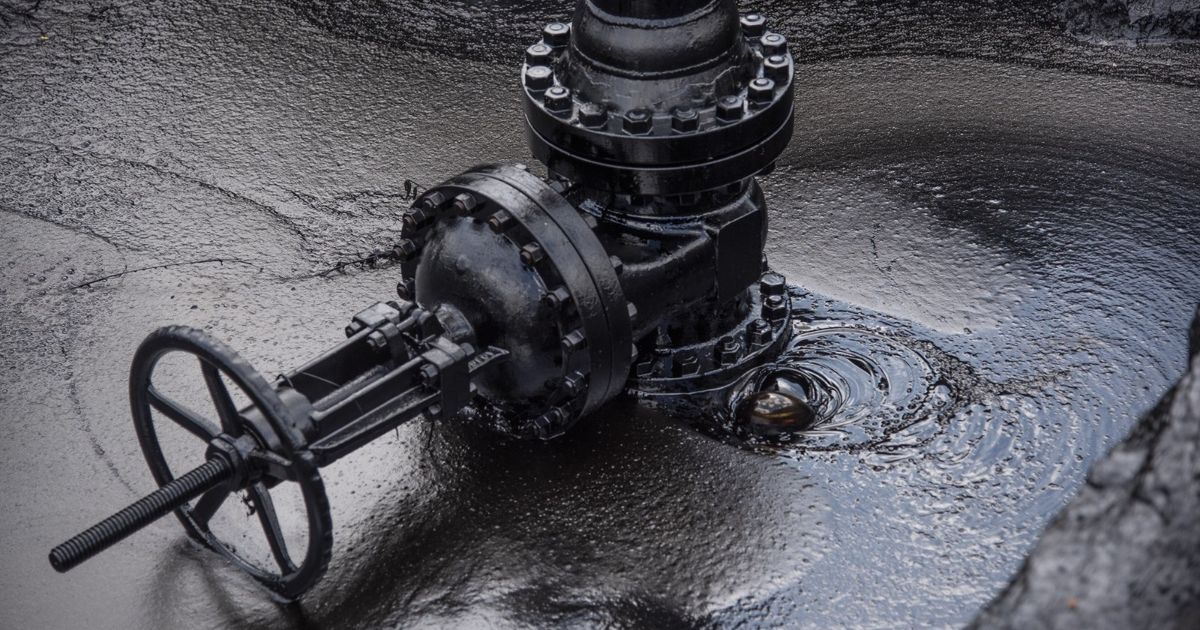 Oil prices retain their profits amid Trump’s pressure on Venezuela