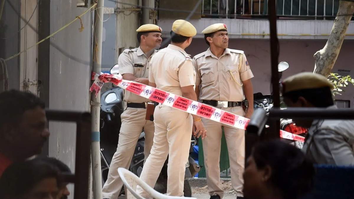 If the tariff was not paid for two months … Corpses started in the rotten state of mother and found 2 daughters in Delhi, the police investigation began