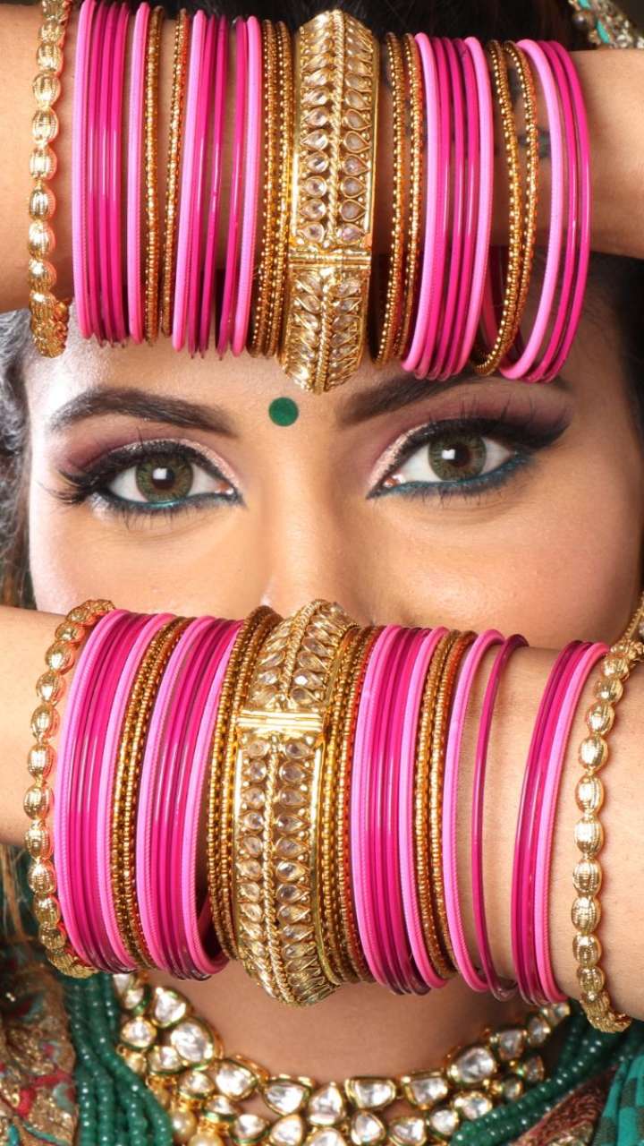 Maha shivratri 2025: style these bracelets, hands will be beautiful with saree
