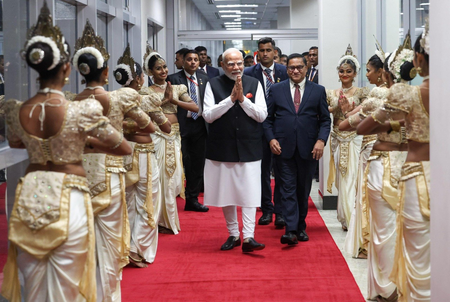 Sri Lankan ministers, Indian migrants gave a great welcome to the premier modes in Colombo amid heavy rain