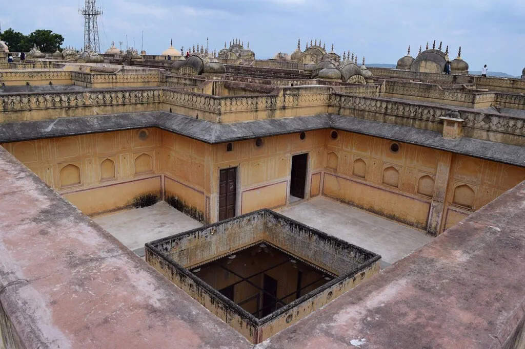 In the dark of the night Nahargarh Fort becomes a camp of souls, strangers often appear in the deserted streets seen in the video